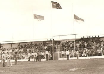Execução do Hino Nacional no dia da inauguração do estádio